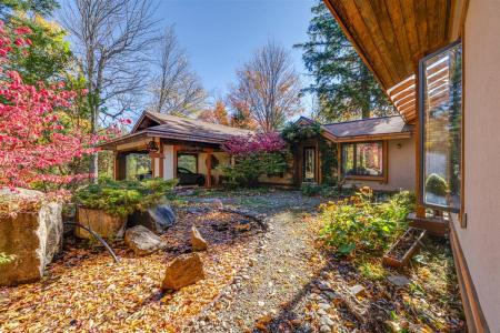 10 Ch. du Domaine-Montvillar, Saint-Sauveur, Quebec J0R 1R3, CANADÁ