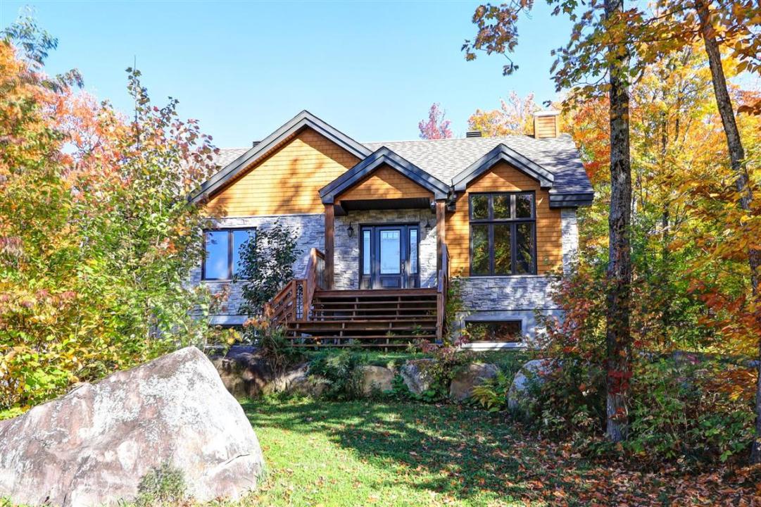 2216Z  Ch. des Menhirs, Sainte-Lucie-des-Laurentides, Quebec J0T 2J0, Canadá