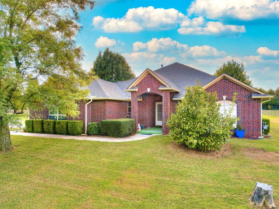 557 Locust Grove Drive, Blanchard, Oklahoma 73010
