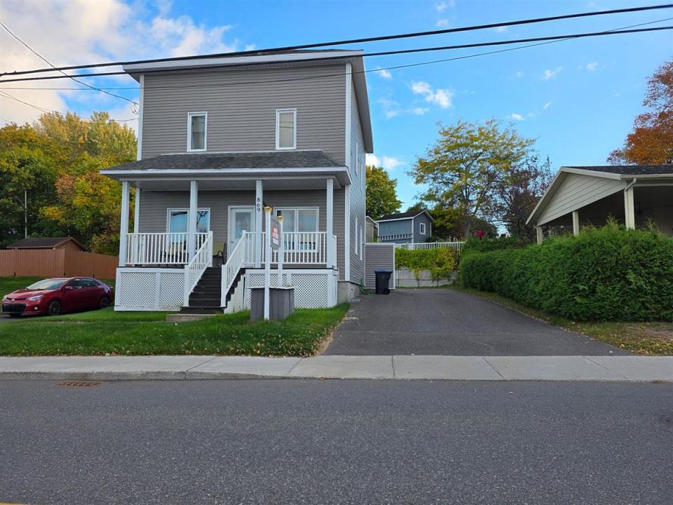 869-869A Rue Commerciale N., Témiscouata-sur-le-Lac, קוויבק G0L 1E0, קנדה