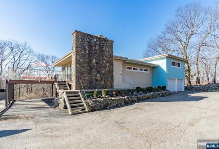 21 Skyview Road, Ringwood, New Jersey 07456