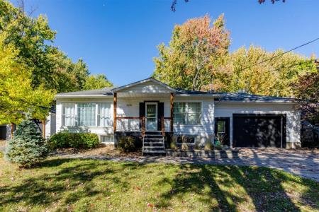 1674  Rue des Tulipes, Carignan, Quebec J3L 5E4, Canada