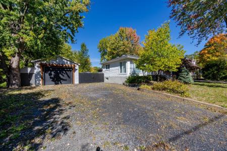 1674 Rue des Tulipes, Carignan, Quebec J3L 5E4, Canadá