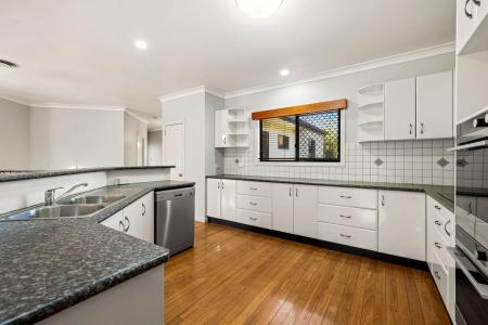 28 Hilltop Crescent, Blue Mountain Heights, QLD 4350, Austrália