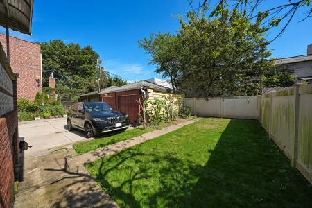 1329 E 2nd St, Brooklyn, Нью-Йорк 11230, Соединенные Штаты