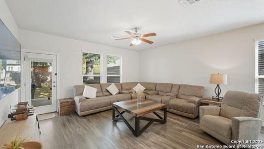 8211 Snowdeal Ln, San Antonio, Texas 78255