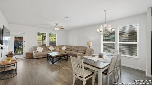 8211 Snowdeal Ln, San Antonio, Texas 78255