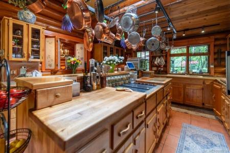 3272 ROPER RD, Nanaimo, British Columbia V9G 1C4, Canada