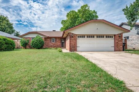 825 N Briarcliff Drive, Moore, Oklahoma 73170, USA