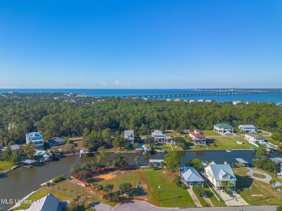 Golf View Drive, Pass Christian, Mississippi 39571