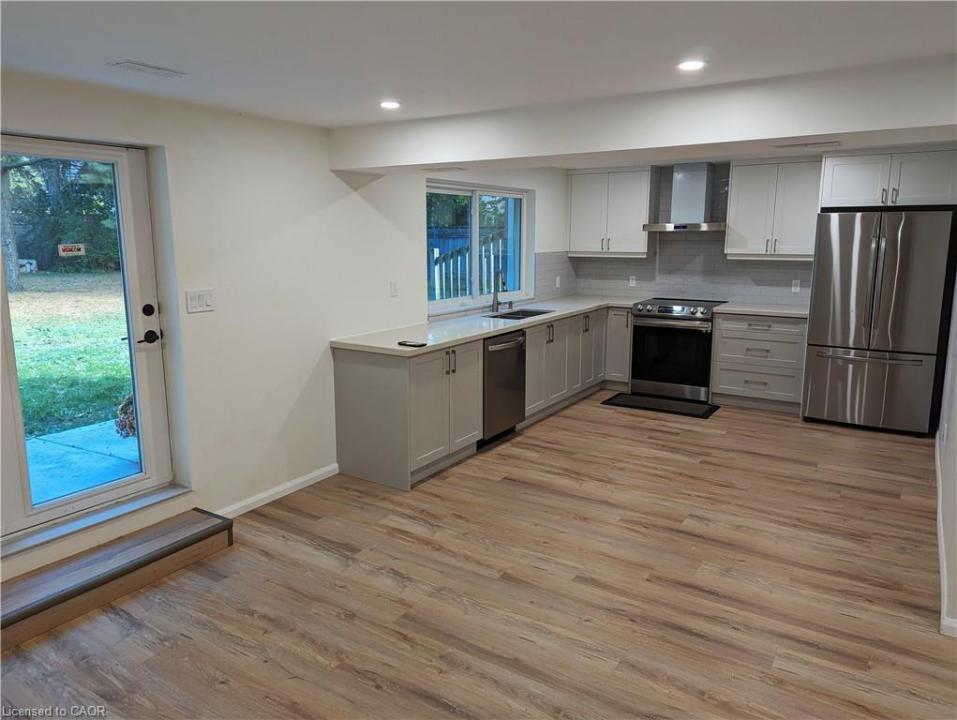 26 SPRINGBANK CRESCENT, Kitchener, Ontario N2M 4P7, Canada