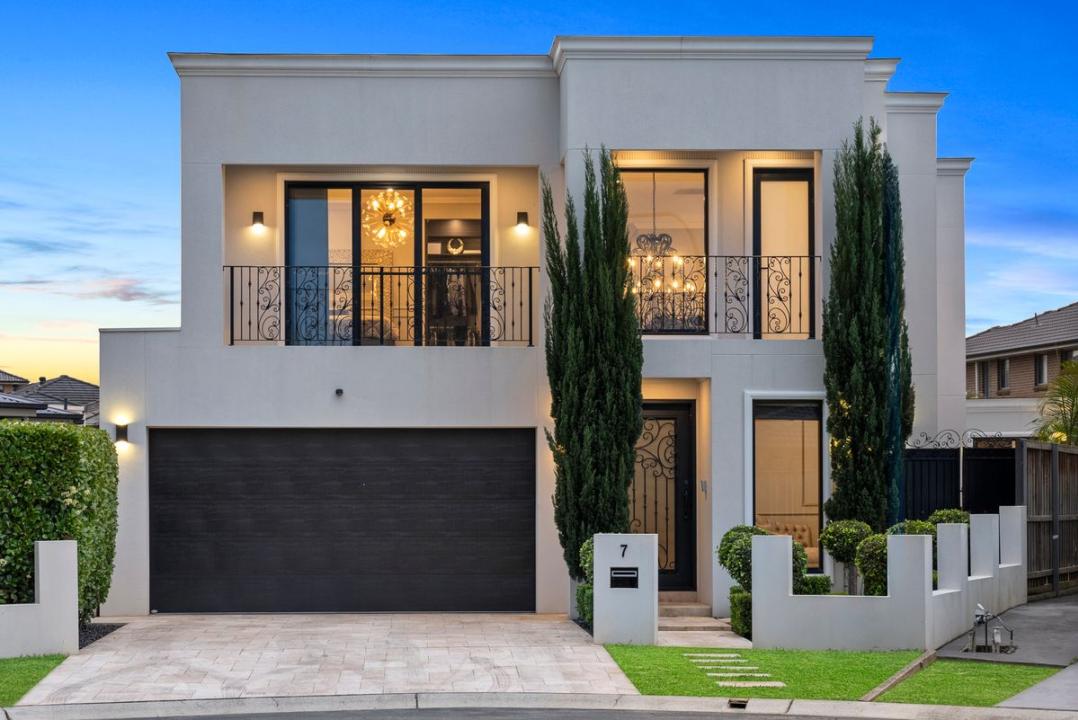 7 County Close, Carnes Hill, NSW 2171, Australia