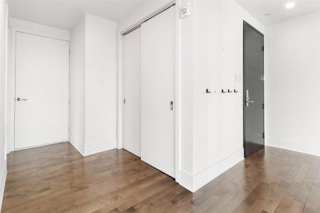 1025  Rue de la Commune E., Montréal (Ville-Marie), Quebec H2L 0G5, Canada