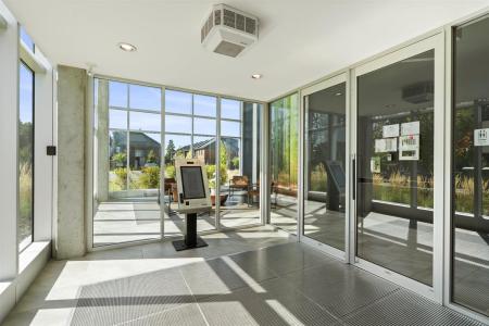 17  Av. Gendron, Pointe-Claire, Quebec H9R 0B8, Canada