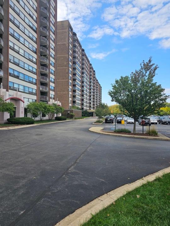 5441 N East River Road #106, Chicago, Illinois 60656