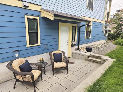 823 EDINBURGH STREET, New Westminster, British Columbia V3M 2V2, Canada