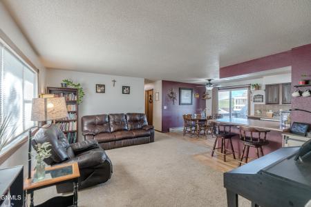 6017 Horseshoe Bend Bend, Mandan, North Dakota 58554, USA