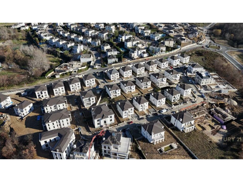 Rolling Hill Residence, Tirana, Albania