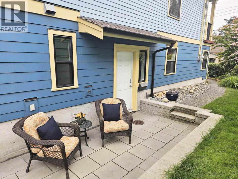 823 EDINBURGH STREET, New Westminster, British Columbia V3M 2V2, Canada