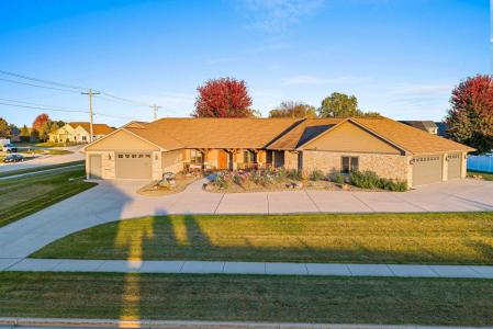 2121 FOX POINT Circle, De Pere, Wisconsin 54115, USA