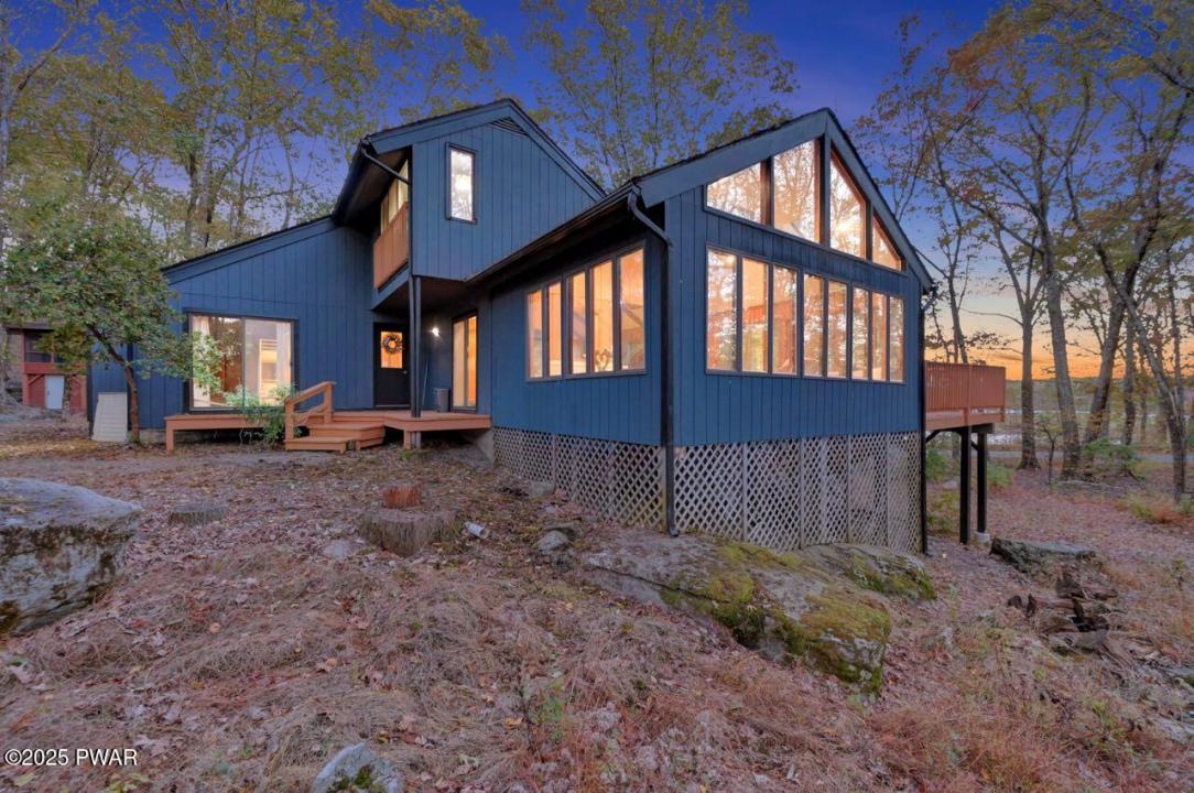 111 Fairway Drive, Lords Valley, Pennsylvania 18428, USA