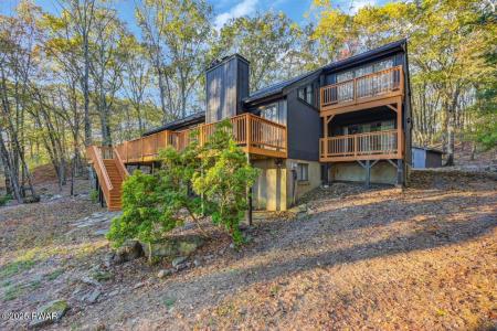 111 Fairway Drive, Lords Valley, Pennsylvania 18428, USA