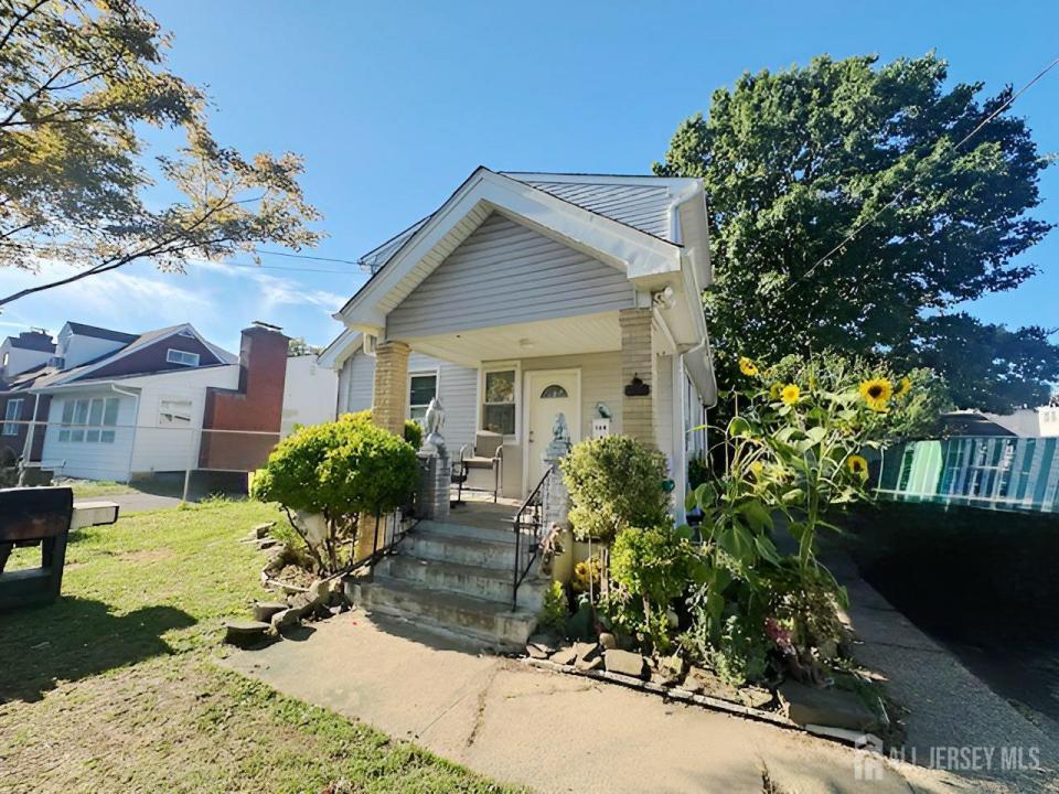 -988 Elmer Place, North Brunswick, Nova Jersey 08902, Estados Unidos