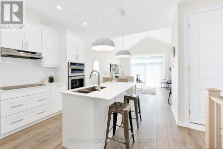 8 COSMOPOLITAN COMMON EAST, St. Catharines (carlton/bunting), Ontario L2M 0B8, Canadá