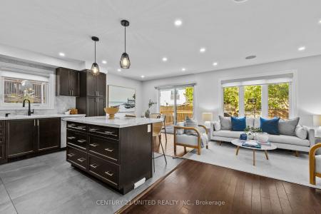 739 YOUNG STREET, Peterborough, Ontario K9J 3A5, Kanada