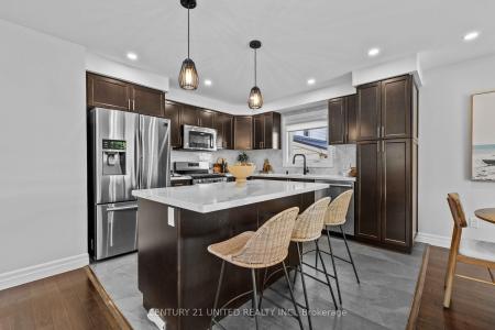 739 YOUNG STREET, Peterborough, Ontario K9J 3A5, Kanada