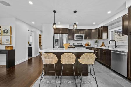 739 YOUNG STREET, Peterborough, Ontario K9J 3A5, Kanada