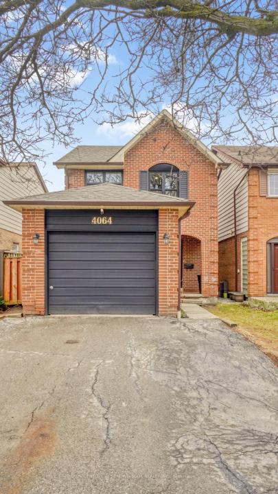 4064 TEAKWOOD DRIVE, Mississauga, Ontario L5C 3L5, Canada