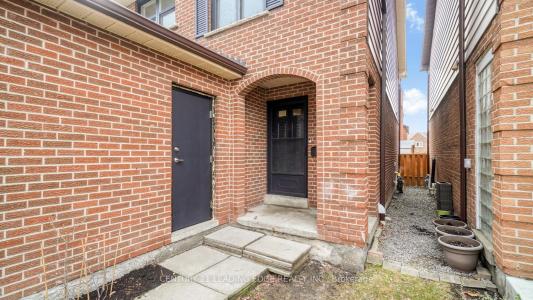 4064 TEAKWOOD DRIVE, Mississauga, Ontario L5C 3L5, Canada