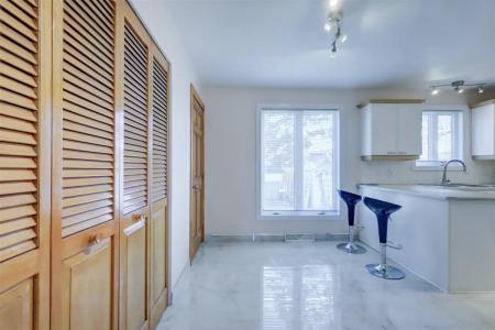 2670  Crois. Allen, Brossard, Quebec J4Z 3C2, Canadá