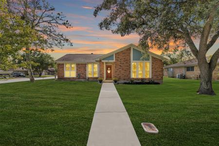 51 Lotus Court, Lake Jackson, Texas 77566, USA