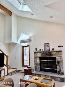 135 Sitka Drive, Pocono Lake, Pennsylvania 18347, Stati Uniti