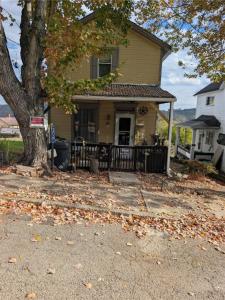 818 Shady, Charleroi, Pennsylvania 15022, USA