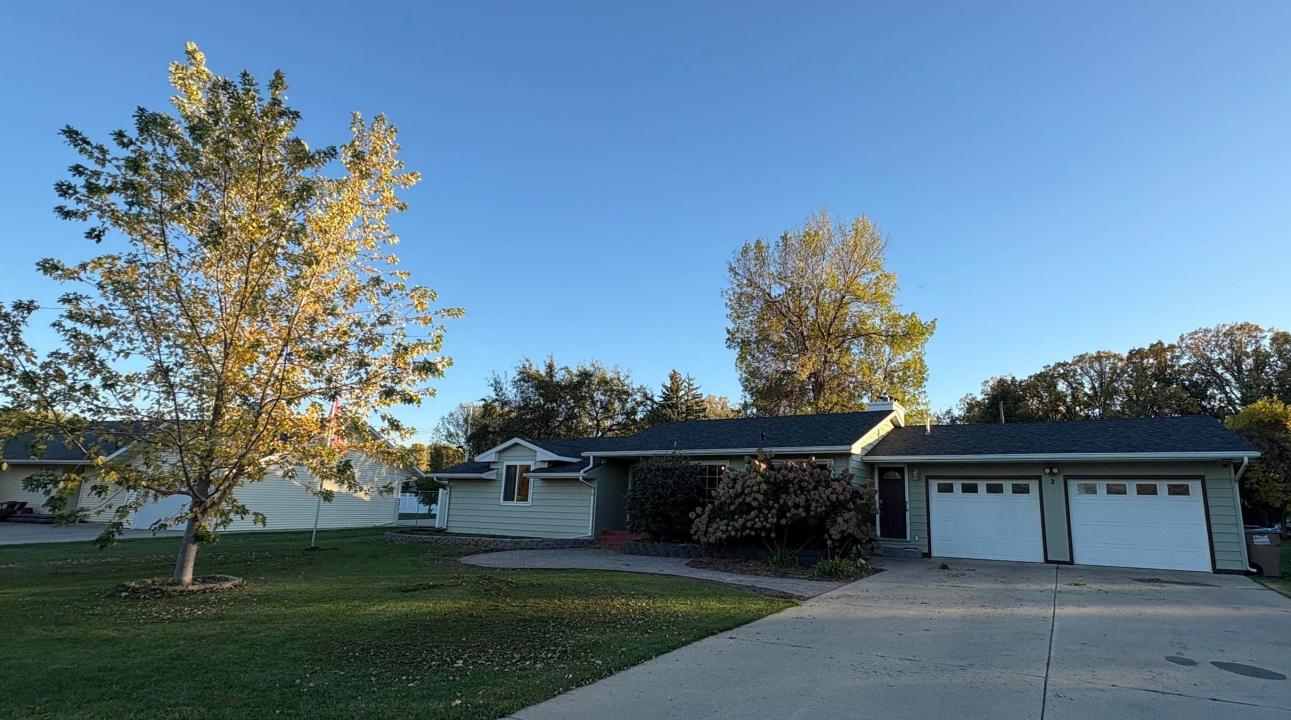 2 Greenway, Minot, North Dakota 58703