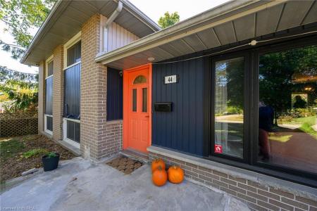 44 MARKET STREET, Paris, Ontario N3L 3B2, Canada