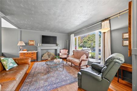 44 MARKET STREET, Paris, Ontario N3L 3B2, Canada