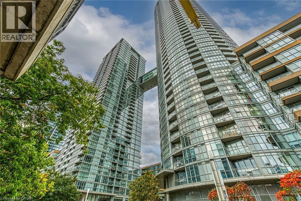 15 ICEBOAT TERRACE, Toronto, אונטריו M5V 4A5, קנדה 