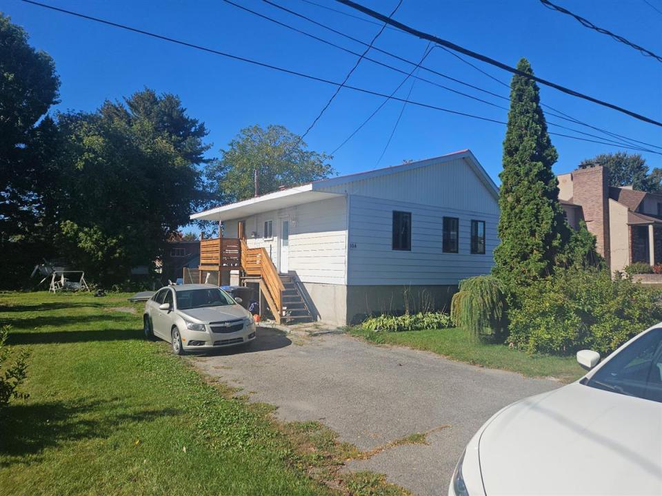 104  38e Avenue, Sainte-Marthe-sur-le-Lac, Quebec J0N 1P0, Canada