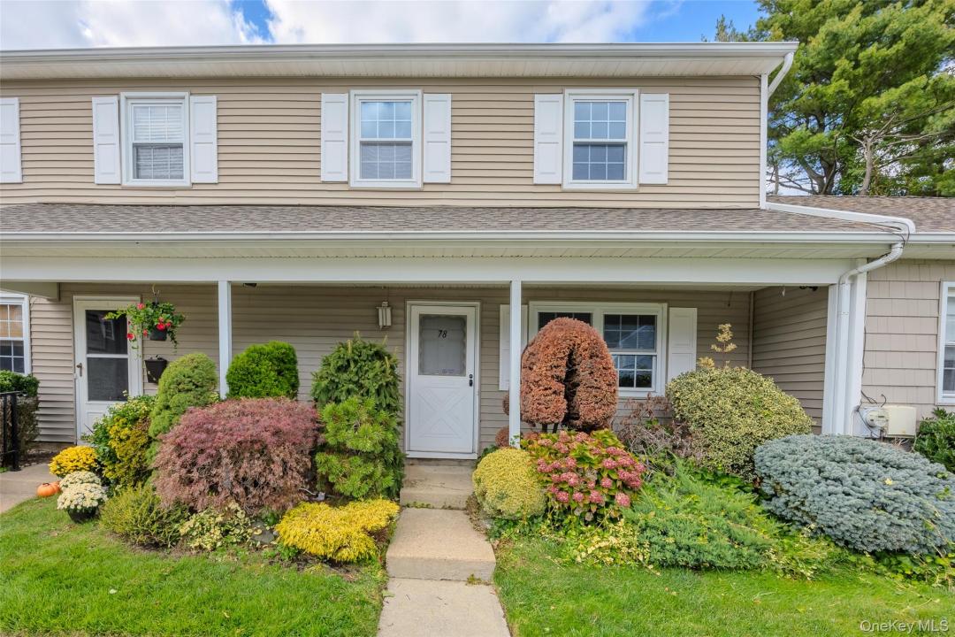 78 Hayloft Court, Huntington Station, New York 11746