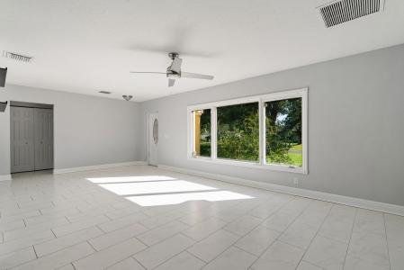 490 Woodland Dr., Largo, Floryda 33771, USA