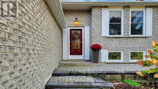 28 STONEHILL BOULEVARD, East Gwillimbury (holland Landing), אונטריו L9N 1E3, קנדה