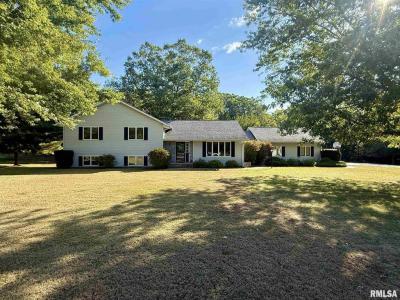 107 Oakview Drive, Knoxville, Illinois 61448, USA