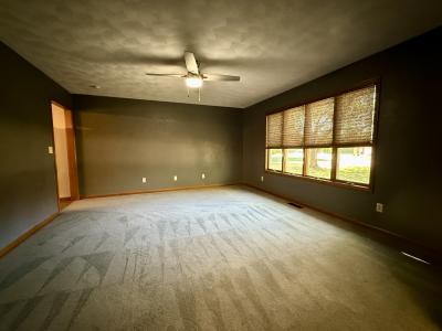 107 Oakview Drive, Knoxville, Illinois 61448, USA