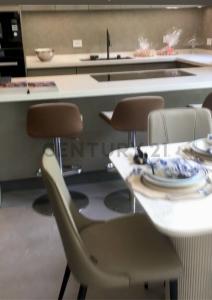 Avenida principal Eugenio Mendoza, entre cuarta transversal y cota mil Quinta Elsi, Caracas, Miranda 1061, Venezuela