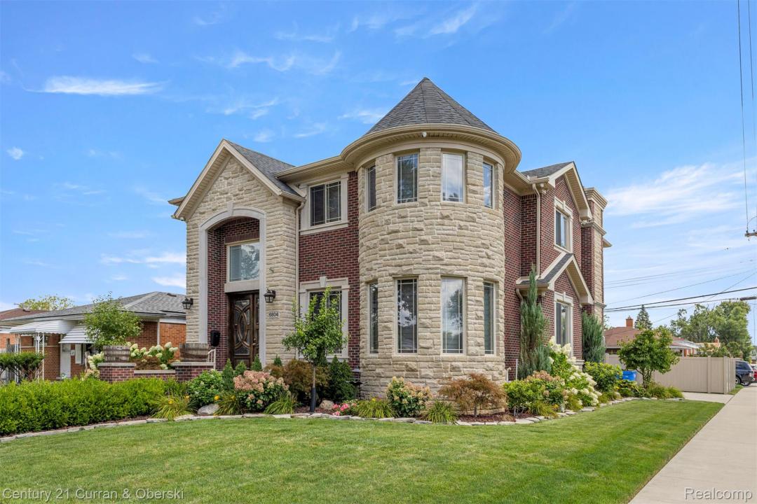 6804 Centralia Street, Dearborn Heights, Michigan 48127, USA