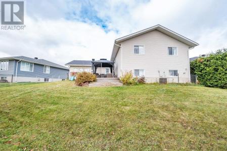 527 ANGUS CAMPBELL DRIVE, Pembroke, Ontario K8A 8K6, CANADÁ